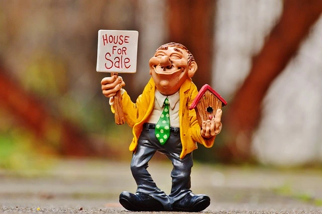 real-estate-agent-figurine real-estate-agent-figurine