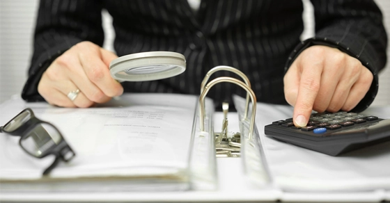 person looking through independent contractor accounts person looking through independent contractor accounts