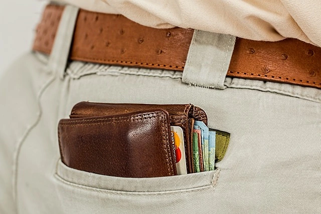 A-businessman_s-pocket-full-of-cash-and-his-business-credit-card_1 A-businessman_s-pocket-full-of-cash-and-his-business-credit-card_1