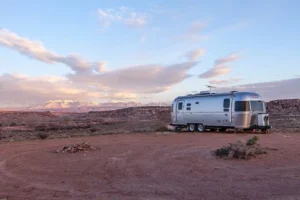 parked-mobile-home-in-a-desert-at-a-mobile-home-park
