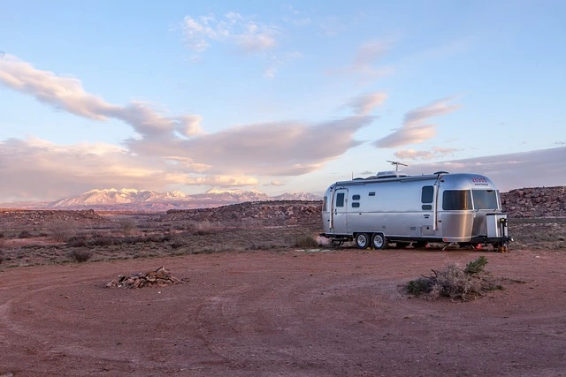 parked-mobile-home-in-a-desert-at-a-mobile-home-park parked-mobile-home-in-a-desert-at-a-mobile-home-park