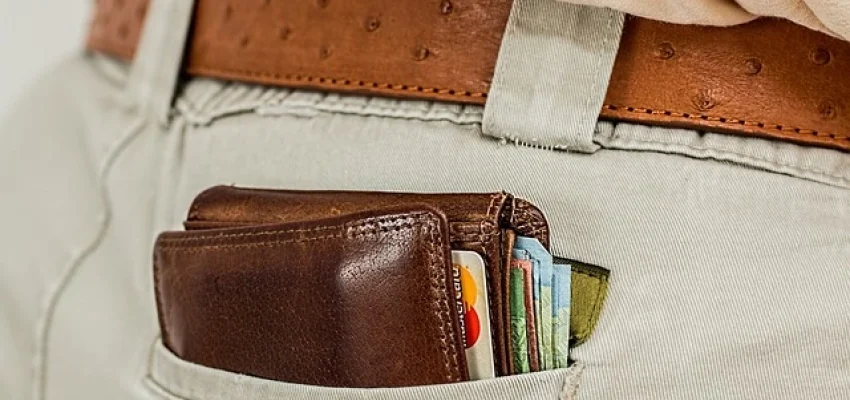 A-businessman_s-pocket-full-of-cash-and-his-business-credit-card_1