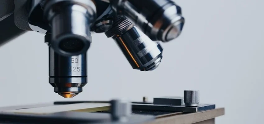 analaysing-sample-by-a-microscope-in-a-biotech-and-life-science-start-up