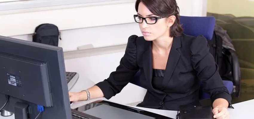 billing-specialist-working-on-computer