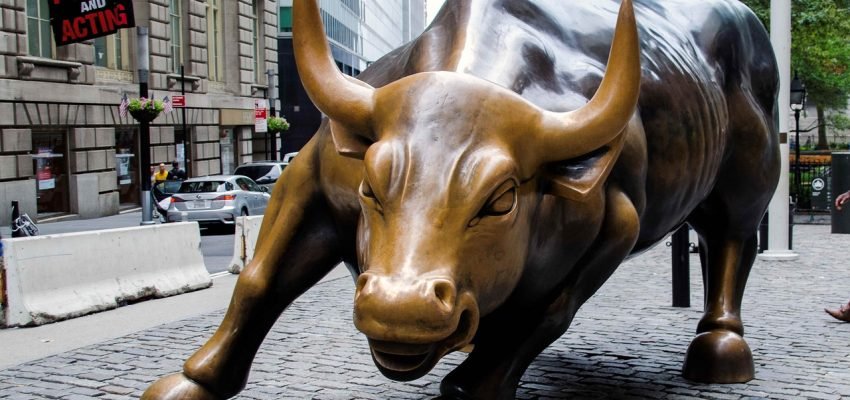 bull sculpture in New york financial district