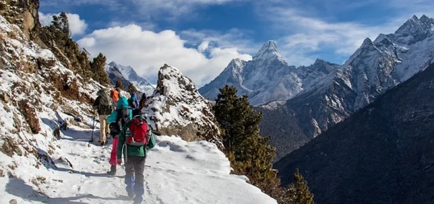himalayas trekking as a group