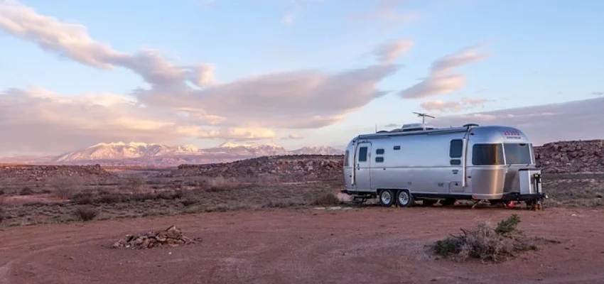parked-mobile-home-in-a-desert-at-a-mobile-home-park