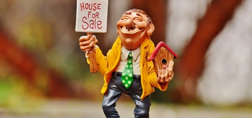 real-estate-agent-figurine